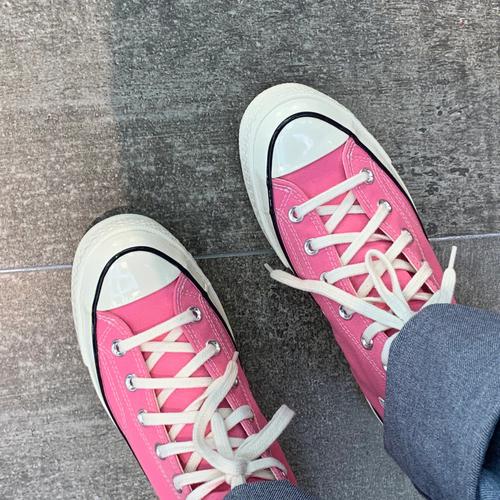 梅粉色高帮鞋搭配,梅粉色显黑吗
